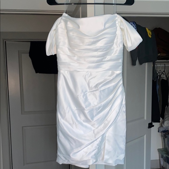 Elegant White Off-Shoulder Dress - Picture 3 of 4